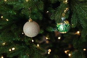 Banner-Weihnachtsbaum mit Dekorationen und Beleuchtung, Sonnenlicht-Bokeh im Hintergrund. foto
