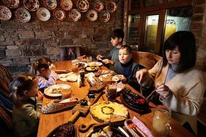 Familie beim gemeinsamen Essen in einem authentischen ukrainischen Restaurant. foto