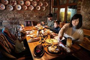 Familie beim gemeinsamen Essen in einem authentischen ukrainischen Restaurant. foto