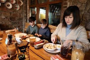 Familie beim gemeinsamen Essen in einem authentischen ukrainischen Restaurant. foto