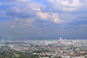 Panoramablick auf die Skyline der Stadt mit Himmel foto