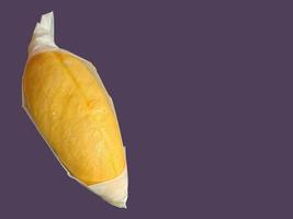 ein goldgelbes Durian-Fleisch, eingewickelt in weißes Papier, König der Früchte, natürliche Form und Form, weißer Hintergrund, isoliert, Kopierraum mit Beschneidungspfad foto