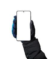 isoliertes telefon in der hand mit winterhandschuh. modernes telefon mit dünnen kanten und kamera für app-präsentationsmodell. vertikale Position foto