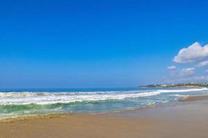 extrem riesige große surferwellen am strand puerto escondido mexiko. foto