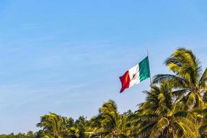 mexikanische grün-weiß-rote flagge in zicatela puerto escondido mexiko. foto