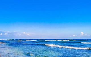 tropischer karibischer strand klares türkisfarbenes wasser playa del carmen mexiko. foto