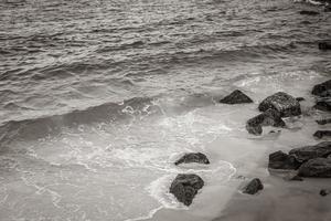 Flamengo Strand Felsbrocken blaues Wasser Wellen Rio de Janeiro Brasilien. foto