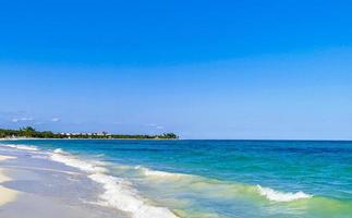 tropischer karibischer strand klares türkisfarbenes wasser playa del carmen mexiko. foto