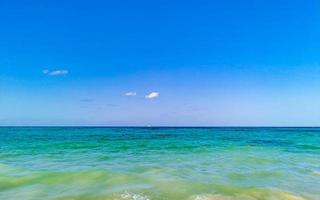 tropischer karibischer strand klares türkisfarbenes wasser playa del carmen mexiko. foto