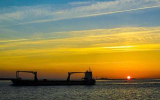 schöner bunter goldener sonnenuntergang nordseeküste bremerhaven nach nordenham. foto