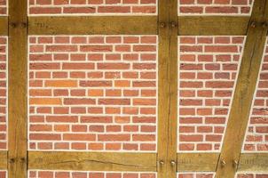 Fachwerk. schöne Wand aus roten Ziegeln und Holzbalken. abstrakter Hintergrund. foto