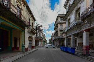 Oldtimer fahren in den Straßen der Altstadt von Havanna Kuba foto