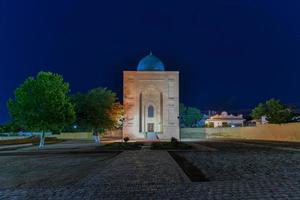 bibi khanym mausoleum bei nacht in samarkand usbekistan es ist ein schlichtes mausoleum aus dem 14. jahrhundert mit fünf gräbern gegenüber der moschee foto