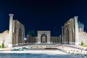 der registan war das herz der antiken stadt samarkand der timuriden-dynastie, die heute in usbekistan liegt. der nameregistan bedeutet sandiger ort oder wüste inpersisch foto