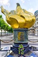 die freiheitsflamme in paris ist eine lebensgroße, mit blattgold überzogene nachbildung der neuen flamme am oberen ende der fackel der freiheitsstatue an der hafeneinfahrt von new york seit 1986 foto