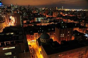 Skyline von New York East Village bei Nacht Blick auf die ukrainisch-orthodoxe Kirche foto