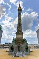 Die Kongresssäule ist eine monumentale Säule in Brüssel, Belgien, die an die Schaffung der Verfassung durch den Nationalkongress zwischen 183031 erinnert foto