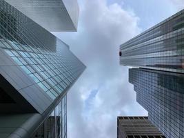 vertikale ansicht von new york city wolkenkratzern in midtown manhattan foto