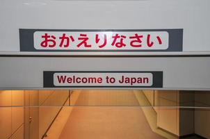 Schild mit der Aufschrift Willkommen in Japan in Englisch und Japanisch am Flughafen Narita in Tokio Japan foto