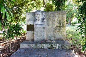 Victor-Hugo-Park und das Denkmal zu seiner Erinnerung, umgeben von Ceiba-Bäumen in Havanna, Kuba foto