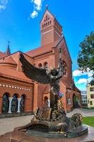 rote kirche oder kirche der heiligen simon und helen am unabhängigkeitsplatz in minsk weißrussland foto
