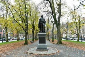 Boston, Massachusetts, 27. November 2020 General John Glover Monument entlang der Commonwealth Avenue Mall foto