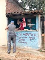 Schweinefleischgeschäft auf den Straßen von Trinidad, Kuba foto