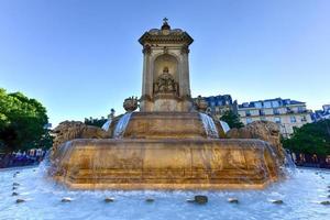 der brunnen saintsulpice oder brunnen der vier bischöfe, der zwischen 1844 und 1848 in paris frankreich im zentrum des place saint sulpice errichtet wurde foto