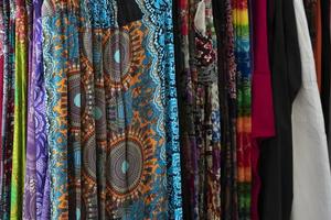 Indien Kleidung auf dem Markt zu verkaufen foto