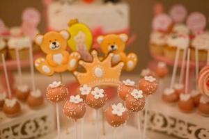 Cake Pops Pink auf Schokoriegelhalter. Party-Süßigkeiten. foto