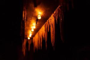 Holzbögen mit kugelförmigen leuchtenden Lampen vor dunklem Hintergrund foto