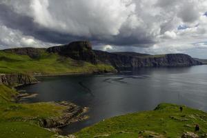 Ozeanküste am Leuchtturm Neist Point, Schottland foto