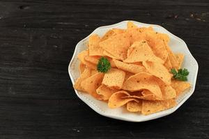 Nachos-Tortilla-Mais-Chips auf weißem Teller foto