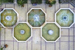 Luftbild von oben auf den Brunnen in der Stadt. Drohnenfotografie foto