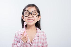 kleines Mädchen Asien Zähneputzen glücklich weißen Hintergrund foto