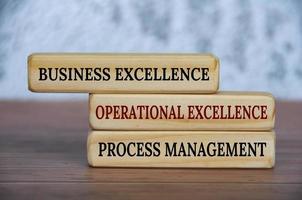 Business Excellence, Operational Excellence und Prozessmanagementtext auf Holzklötzen. Konzept für operative Exzellenz und Geschäftsstrategie foto
