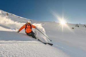 Skifahrer im unberührten Pulverschnee foto