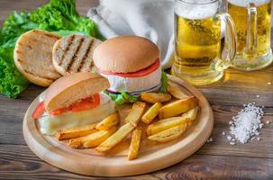 Camembert-Hamburger mit Bier foto