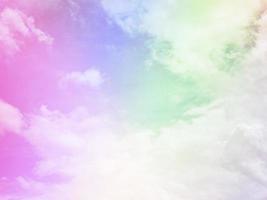schönheit süß pastellviolett grün bunt mit flauschigen wolken am himmel. mehrfarbiges Regenbogenbild. abstrakte Fantasie wachsendes Licht foto