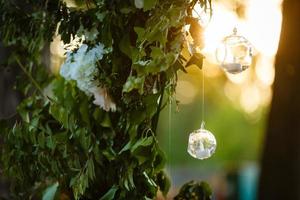 origineller Hochzeitsblumenschmuck in Form von Minivasen und Blumensträußen, die von der Decke hängen foto