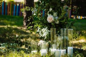 Hochzeitsdekorationen. Landhausstil. feierliche Zeremonie. Hochzeit in der Natur. Kerzen in dekorierten Gläsern. gerade geheiratet. Hochzeitsdeko. foto