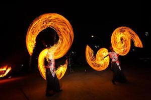 Feuershow und viele der hellen Funken in der Nacht foto