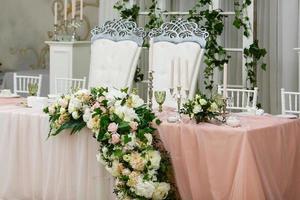 schöne Blumen auf dem Tisch am Hochzeitstag foto