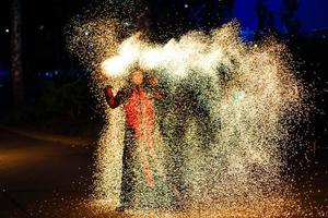 Feuershow und viele der hellen Funken in der Nacht foto