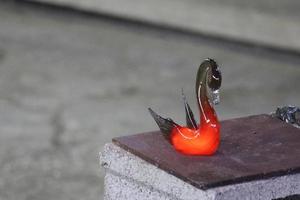 Der Meister arbeitet mit Glas in einer Glasfabrik. foto