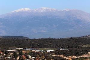 Schnee liegt auf dem Gipfel des Berges Hermon foto