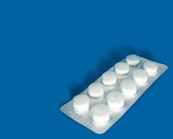 pharmazeutische Zubereitung. Blister mit Tabletten auf blauem Hintergrund. Medizin foto