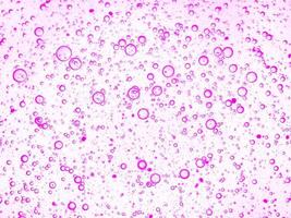 Gel mit Hyaluronsäure. rosa hintergrund mit sauerstoffblasen kosmetische creme mit sauerstoffblasen foto