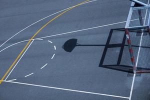 Schatten auf dem Basketballfeld der Straße foto