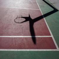 Schatten auf dem Basketballfeld der Straße foto